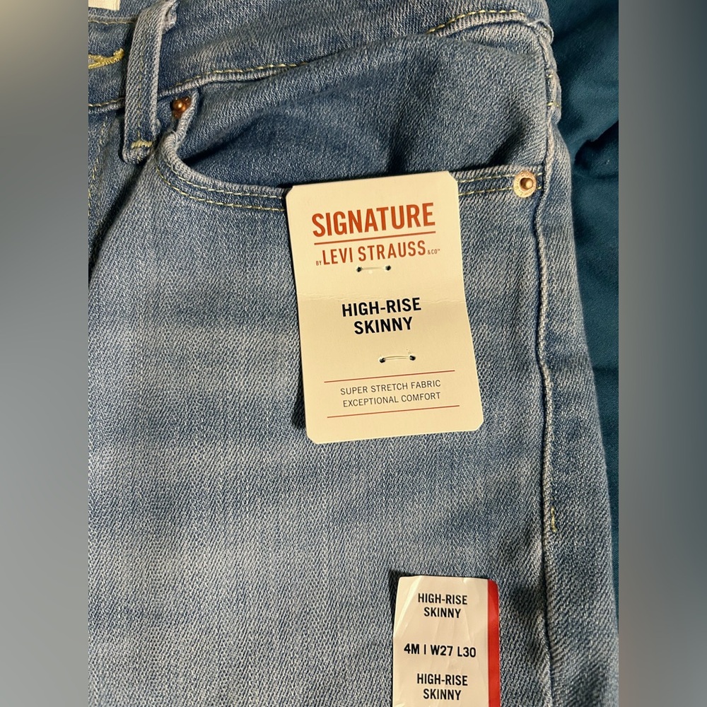 Levis High Rise Skinny - Picture 9 of 9